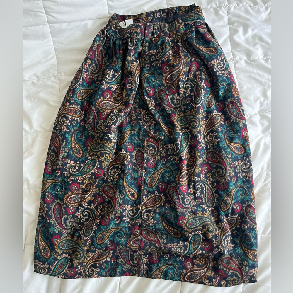 Cute patterned skirt. Buttoned. Not stretchable.